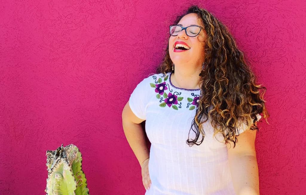 “Diseño lo que me apetece”: esta latina alcanzó el éxito creando arte donde los hispanos se ven reflejados