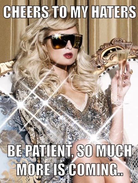 Gracias a sus excesos y lujos que se da, Paris ha sido fuertemente criticada por sus enemigos, pero ella les manda un mensajito...