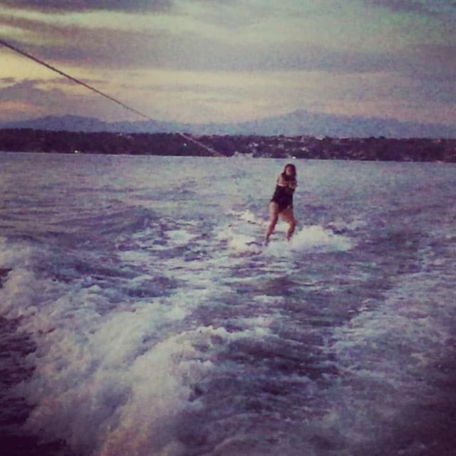 “¡Lo logreeeé! Me encanta #teques #esquiar #amigos #gozolavida” escribió la conductora.