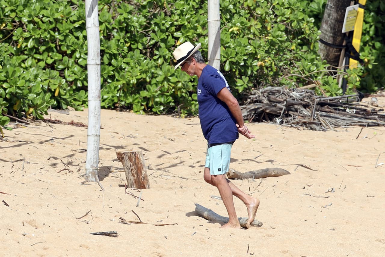 El actor Pierce Brosnan fue visto recorriendo las playas de Hawaii.
