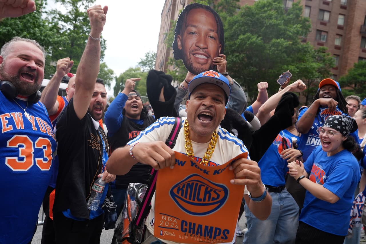 Confeti azul y naranja, colores emblemáticos de los Knicks, cayó desde los rascacielos mientras las carrozas avanzaban por el distrito financiero, creando una postal histórica para una afición que esperó décadas por este momento.