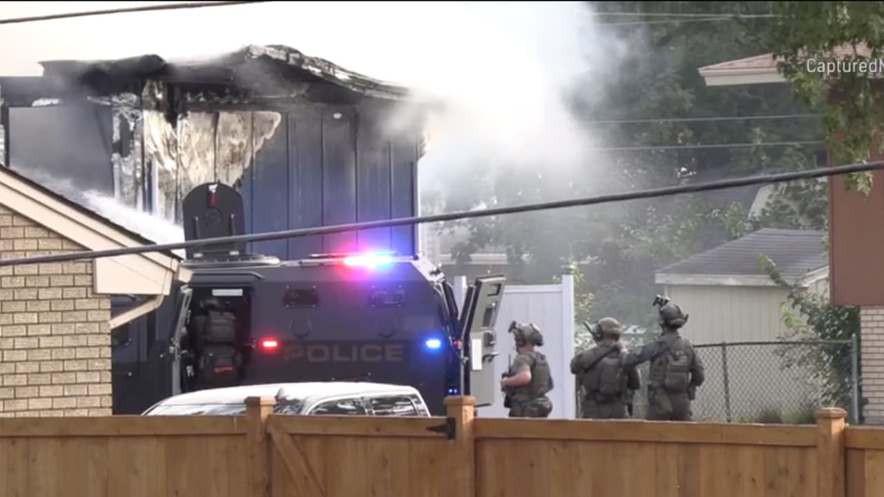 Mientras escuadrones SWAT establecían un perímetro, 
<b>en la vivienda se desató un incendio</b> que desprendía una intensa columna de humo.