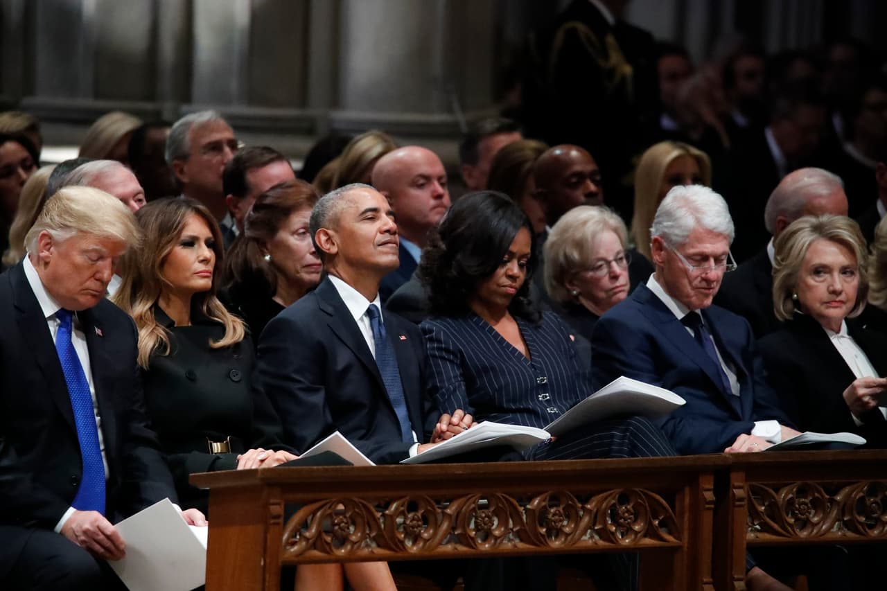 <b>Sin saludar a Hillary Clinton. </b>El 4 de diciembre de 2018 Donald Trump llegó al funeral de George H. W. Bush en la Catedral Nacional de Washington DC y al buscar asiento en la fila de los presidentes solo saludó a Barack y su esposa Michelle Obama. 
<a href="https://www.univision.com/noticias/politica/el-mensaje-postumo-que-envia-bush-a-trump-al-invitarlo-a-su-funeral">El mandatario ignoró al resto de los expresidentes y ex primeras damas, entre ellas su contrincante en las elecciones presidenciales de 2016, Hillary Clinton, a solo un par de puestos en la fila</a>.