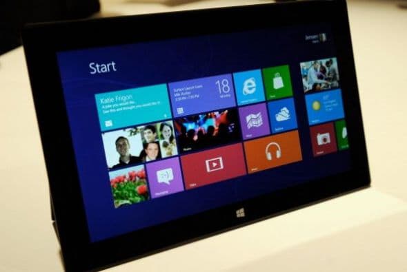 La tableta de Microsoft. A mitad de año el gigante informático Microsoft develó su tableta Surface para competir con el omnipresente iPad de Apple. Su sistema operativo es Windows 8 y mide 13.5 milímetros de ancho, en versiones de 64 y 128 gigabytes. Su pantalla táctil de alta definición de mide 10.6 pulgadas (26.9 centímetros) y tiene una funda que, al abrirse, funciona como un teclado.