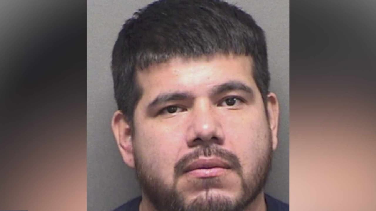 Acusan a presunto delincuente de quitarse un monitor de tobillo y ahora lo buscan en Texas