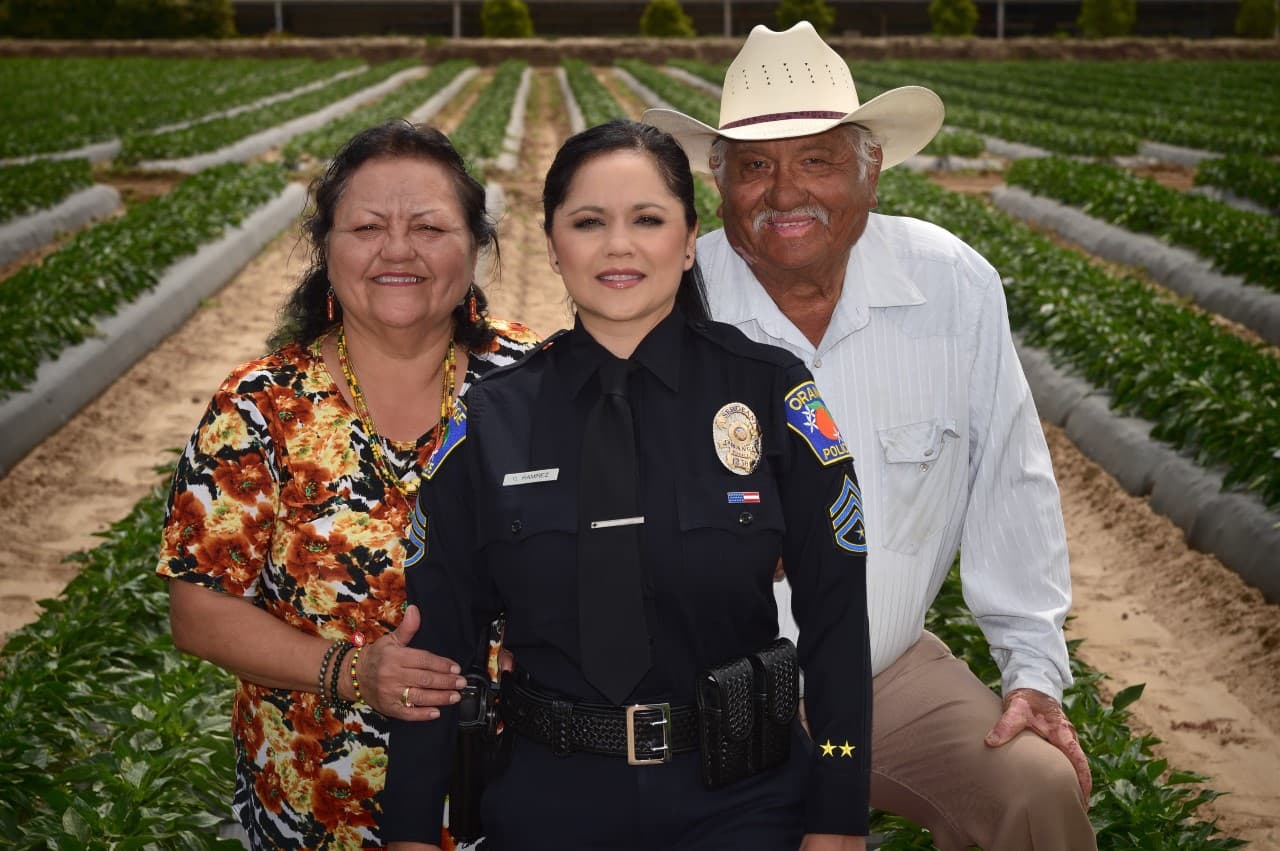 Su fórmula de éxito se basa en buscar personas que se conviertan en un buen ejemplo a seguir, en su caso asegura que no debió ir muy lejos ya que sus padres fueron y son su inspiración para seguir a delante e impactar de manera positiva a su comunidad con sus raíces y arduo trabajo.