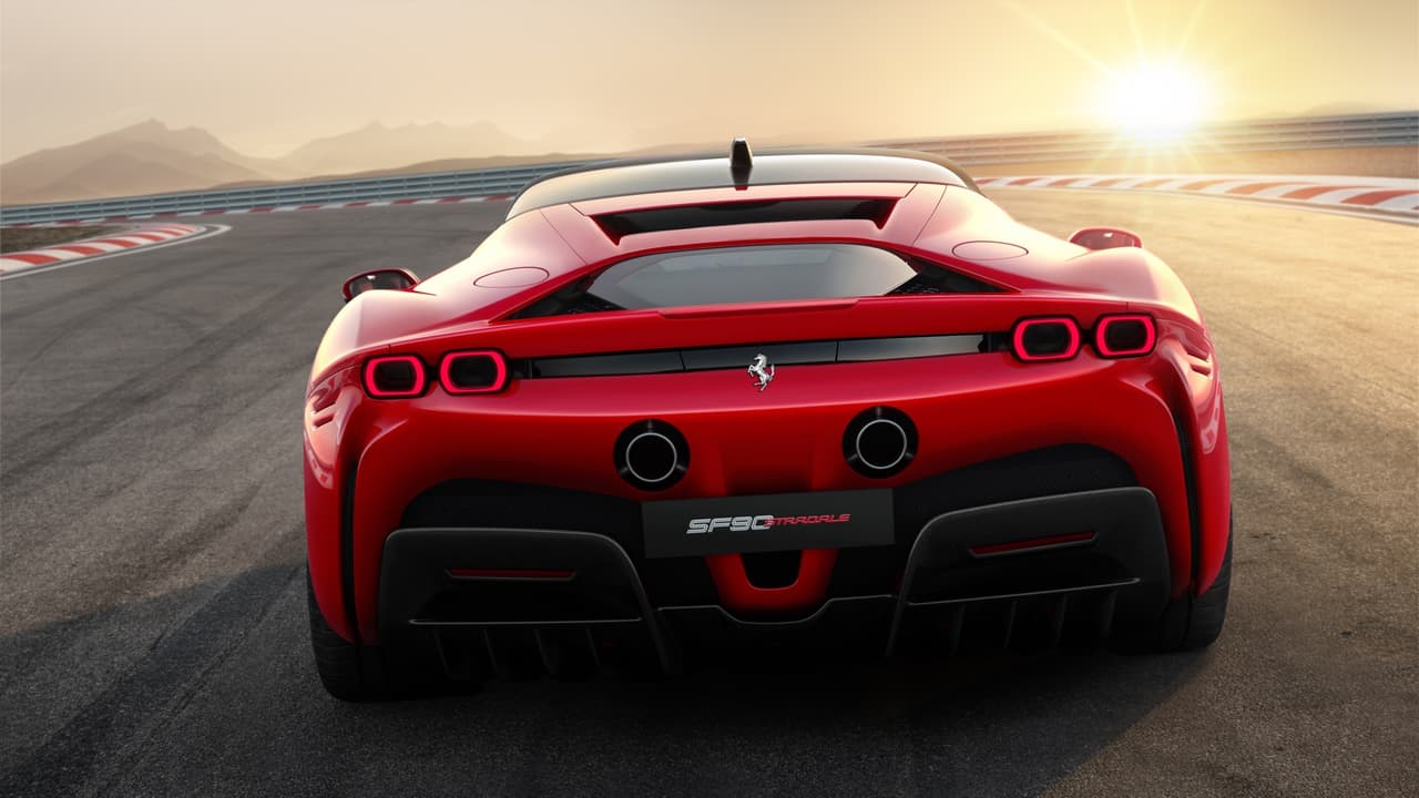 Bajo el modo 100% eléctrico, el nuevo Ferrari consigue una 
<b>autonomía de 15.5 millas (24.8 kilometros)</b>.