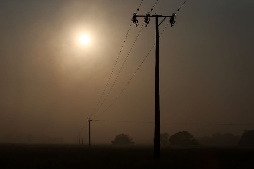 El humo de los incendios forestales llena el aire de la ciudad de Parndana en la isla Canguro. La ciudad de Kingscote quedó aislada mientras el Servicio de Bomberos del País (CFS), seguía luchando contra una serie de incendios fuera de control.
