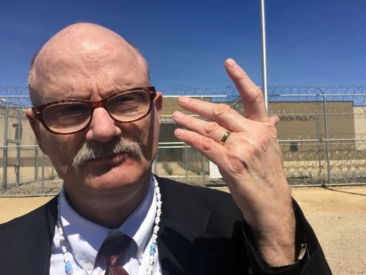 Mexicano indocumentado y exmilitar celebran la primera boda entre hombres en cárcel de ICE