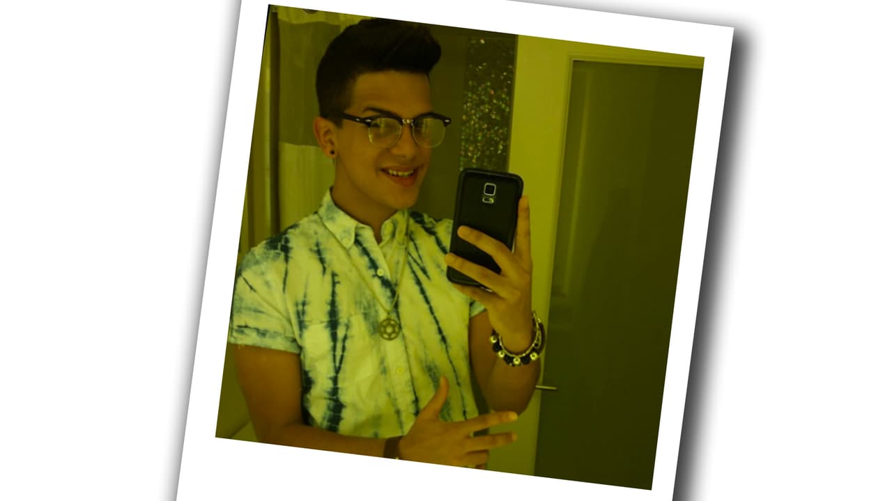 También le gustan las de cabello oscuro.