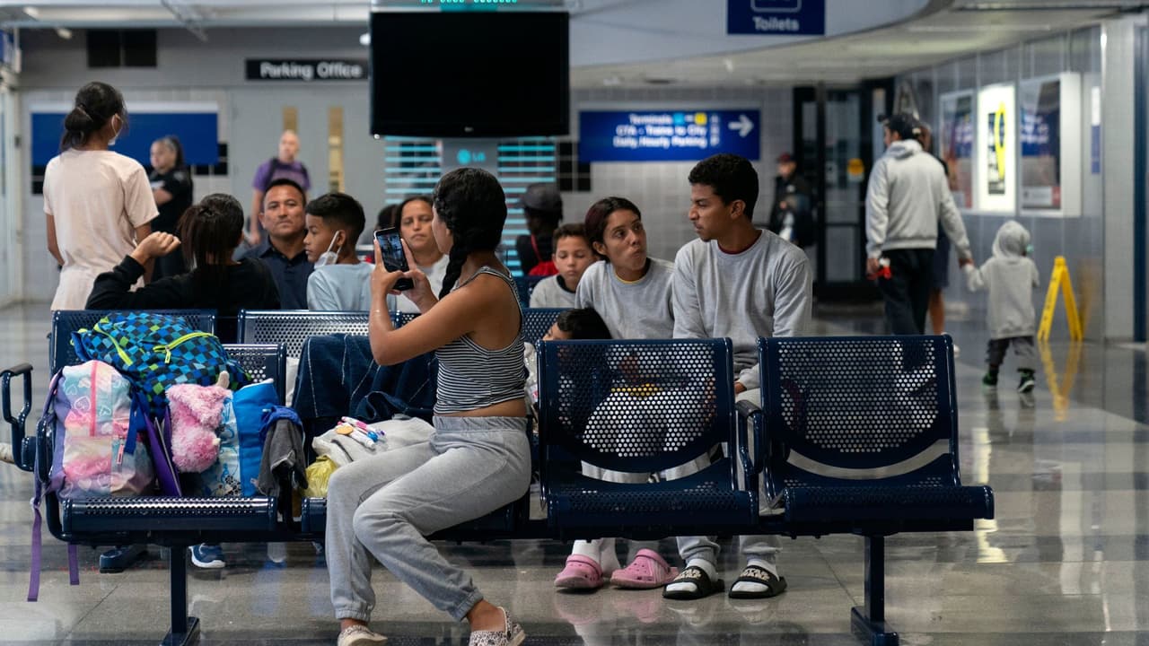 Se espera que lleguen 25 autobuses al día con migrantes a Chicago, según concejal