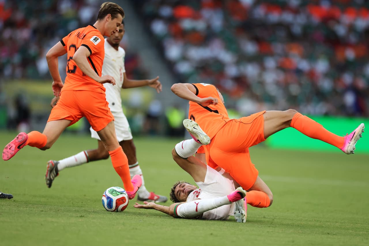 El marroquí Neil El Aynaoui (24) cae ante el neerlandés Micky van de Ven (15) durante el partido de dieciseisavos de final de la Copa del Mundo entre los Países Bajos y Marruecos en Guadalupe, cerca de Monterrey, México, el lunes 29 de junio de 2026.
