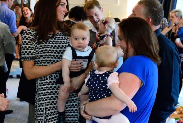 Pues, si bien cuentan con una nana oficial y un par de cuidadores para el bebé, han asumido los roles normales de un padre, como cambiar pañales y levantarse a media noche para arropar a su pequeño.