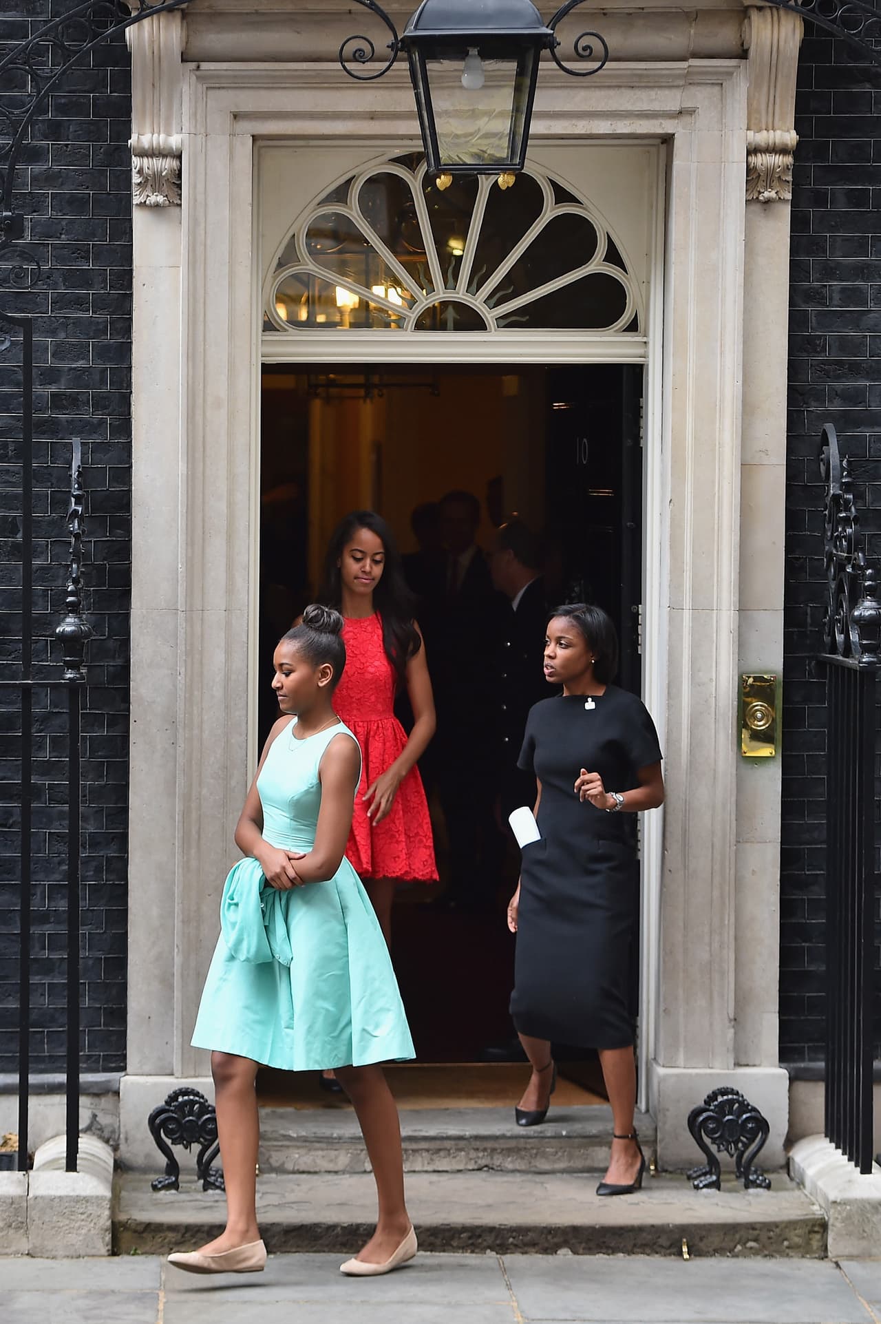 En ese lugar volvimos a ver a Malia y Sasha Obama enfundadas en lindos vestidos de brillantes tonalidades.