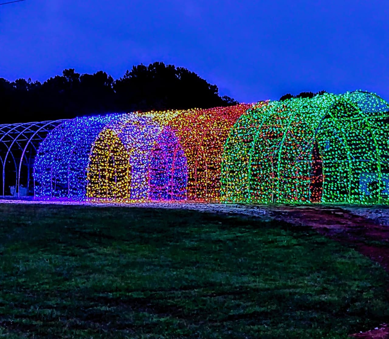 <b><a href="https://fieldstreamfarm.com/">Fieldstream Farm Lights (Desde el 24 de noviembre hasta el 31 de diciembre)</a></b>. Este hermoso campo alberga un espectáculo de luces navideñas en el que se puede conducir con aproximadamente 1 millón de luces.