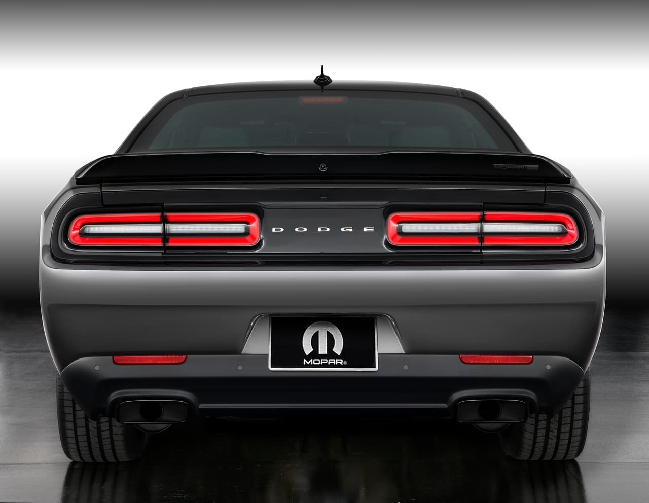 El Mopar ’17 Dodge Challenger no sólo es una edición especial sino también muy limitada. Dodge sólo fabricará 80 unidades de cada una de las dos combinaciones de colores que se ofrecen: negro con azul y negro con gris.