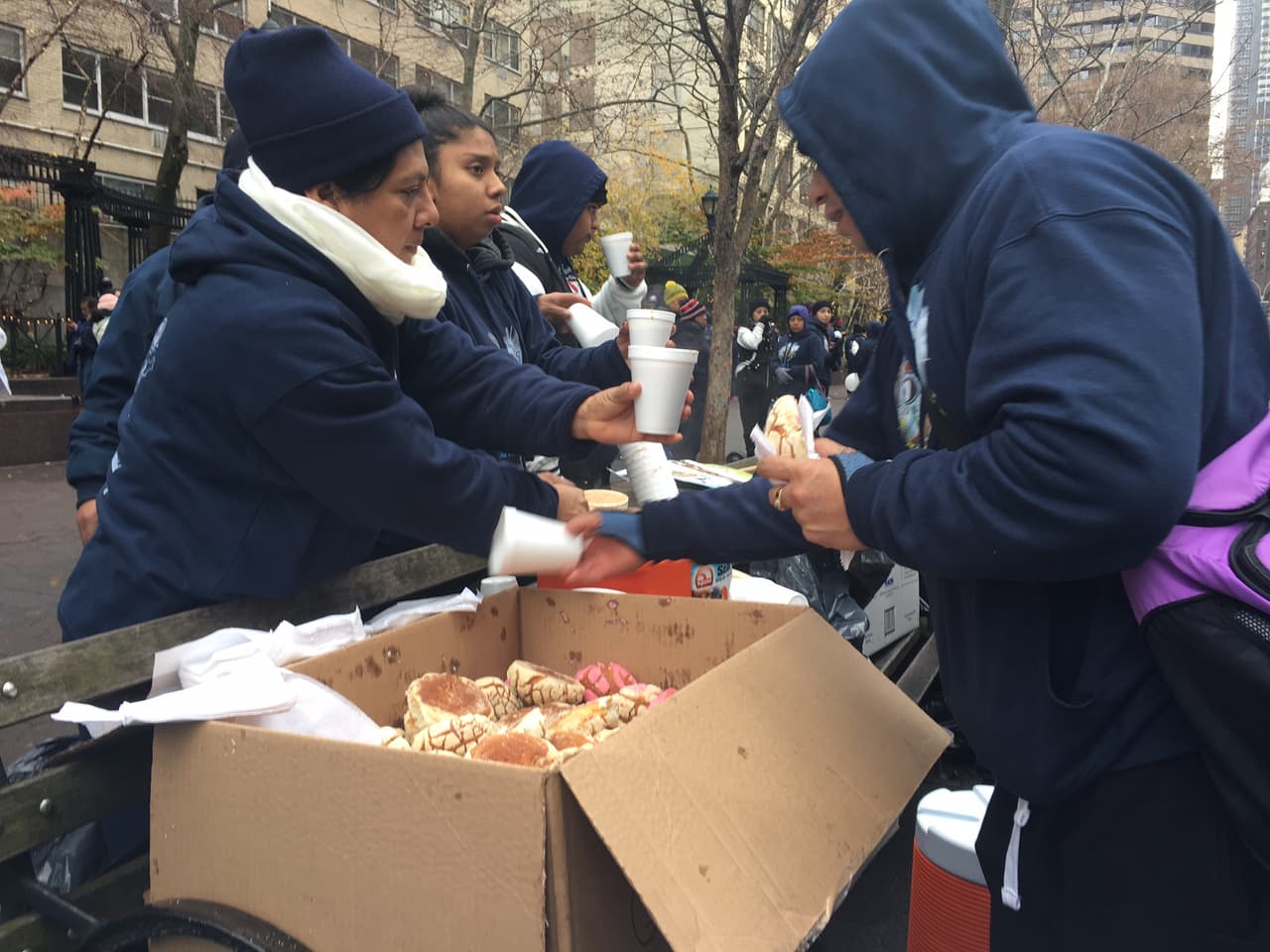 Tras este recorrido por la Virgen y a su llegada a una plaza en la Segunda Avenida y la calle 46 de Manhattan, los participantes de la carrera disfrutaton tamales, champurrado y conchas.