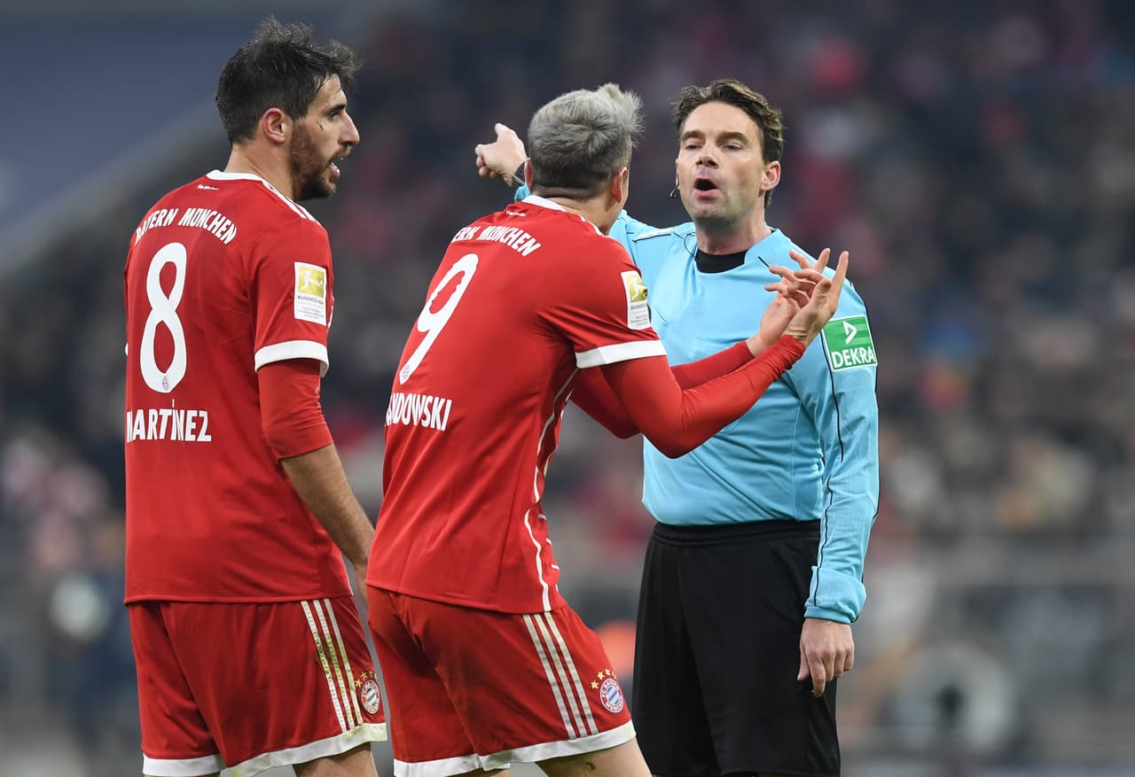 La jugada fue muy cerrada y por eso el reclamo de Lewandowski a Giodo Winkmann tras el tanto anulado.