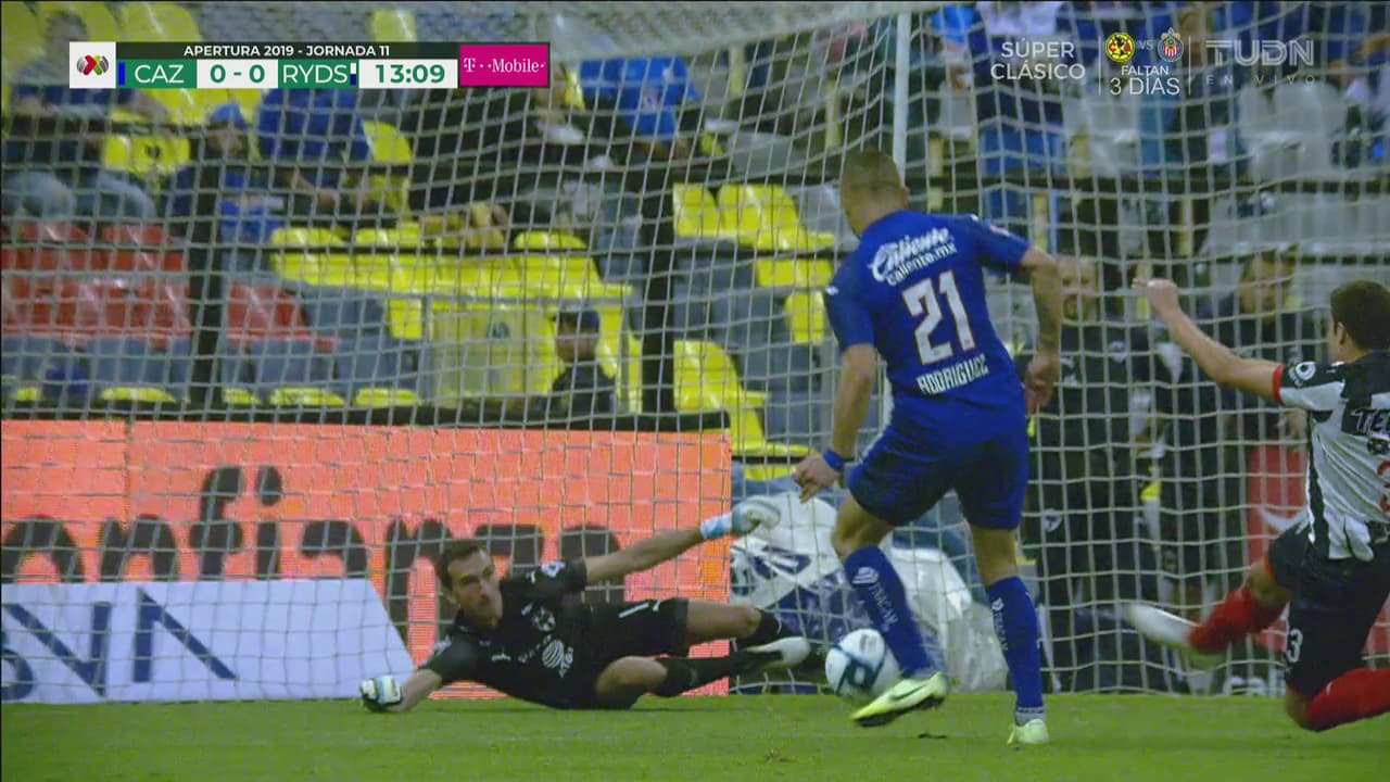 ¡Uff, pasó cerca! Jonathan Rodríguez deja pasar el 1-0