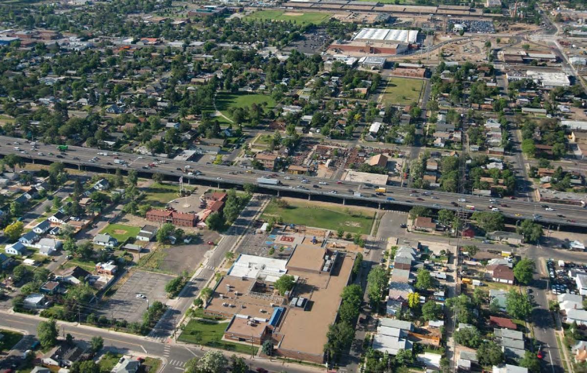 La Interestatal 70, en Denver, Colorado. Esta carretera impacto especialmente un barrio latino y lo aisló del resto de la ciudad.