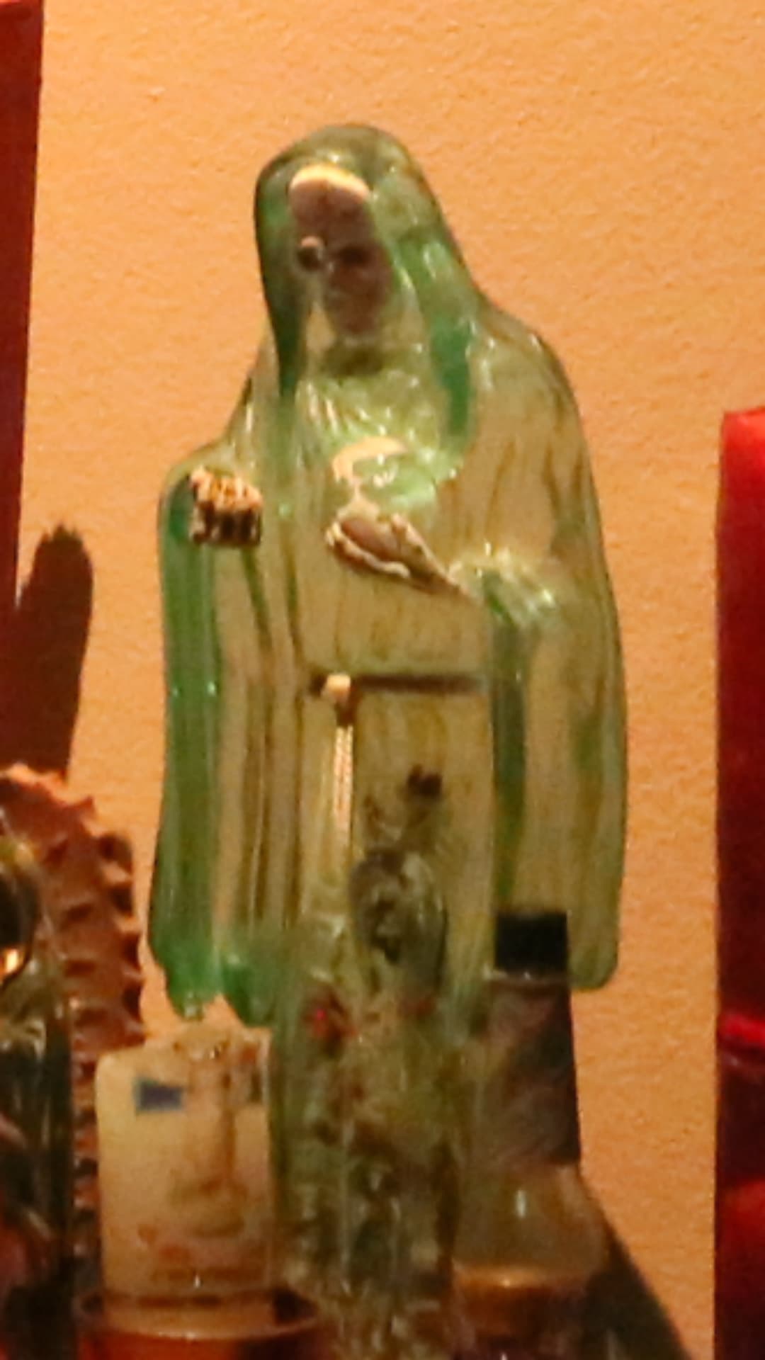 Con la devoción a la santa muerte, también nombrada la 'niña blanca', la madre de los malosos, los narcos buscan justificar sus actividades delictivas y obtener sus amparo y protección.