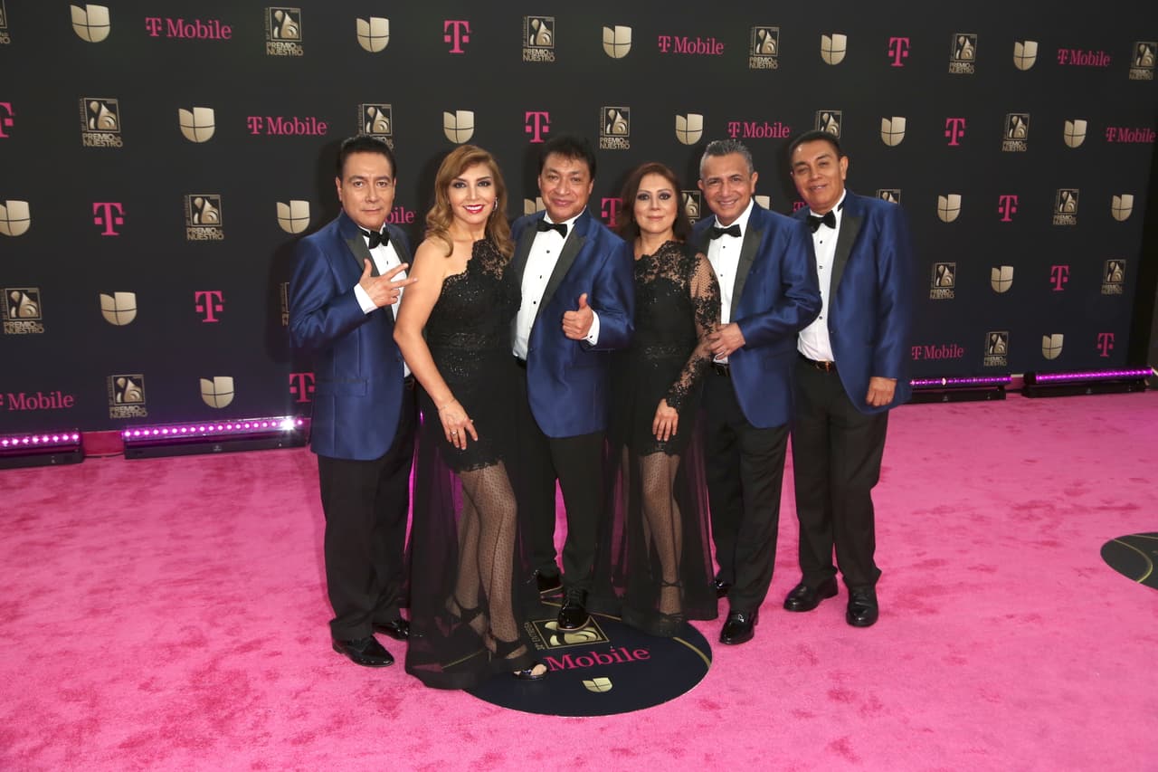 La fama de Los Ángeles Azules se ha visto reforzada gracias a sus últimas dos producciones discográficas 'De plaza en plaza' (2016) y 'Esto sí es cumbia' (2018), en las que hacen duetos con reconocidos artistas de distintos géneros.
<br>