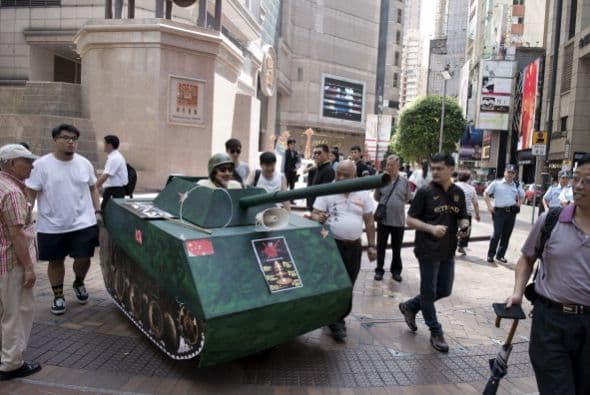 Aunque en Hong Kong, manifestantes salieron a las calles con una mini réplica de tanque de guerra.