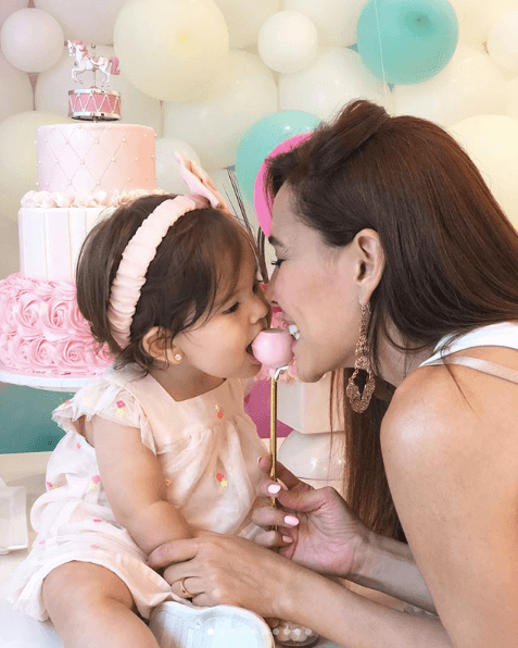 Y es que Vela desde pequeña trata a su nena como toda una modelo, y su ternura y belleza han ayudado a eso.