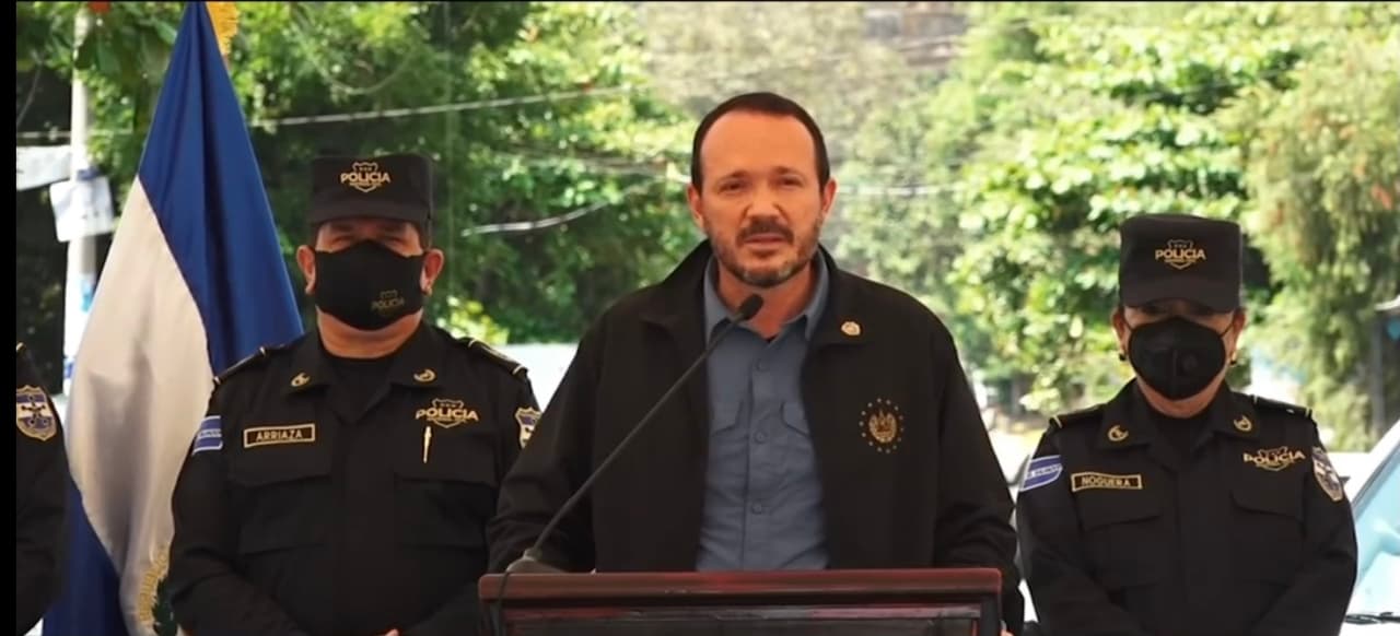 Las autoridades han descrito a Osorio como un psicópata y un
<a href="https://www.univision.com/temas/asesino-serial">asesino serial.</a>
<b>“Tiene un problema de desviaciones sexuales”</b>, dijo tajante Gustavo Villatoro, ministro de seguridad en El Salvador.
<br>