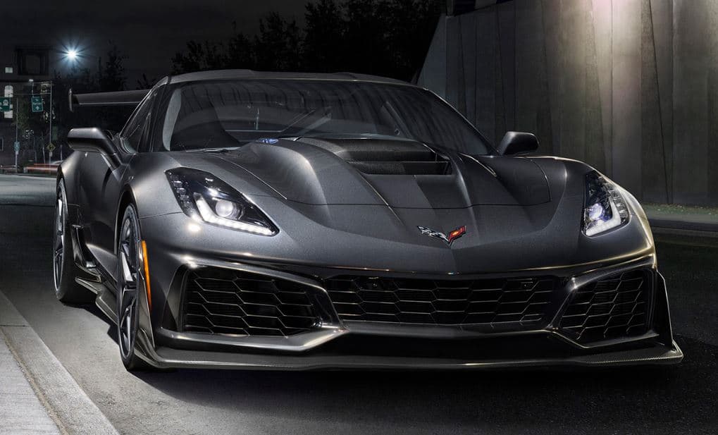 Después de innumerables imágenes espías que desataron especulaciones sobre la ubicación de su motor, Chevrolet mostró al público la versión ZR1 de su Corvette C7. Aseguran que este puede alcanzar una velocidad máxima de 210 mph (336 km/h).