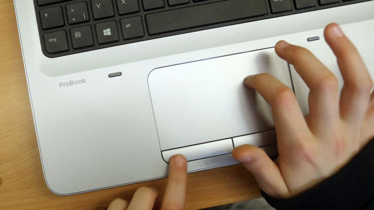 Madre hispana de Dallas vive un dilema porque quiere que sus hijos estudien a distancia por el coronavirus
