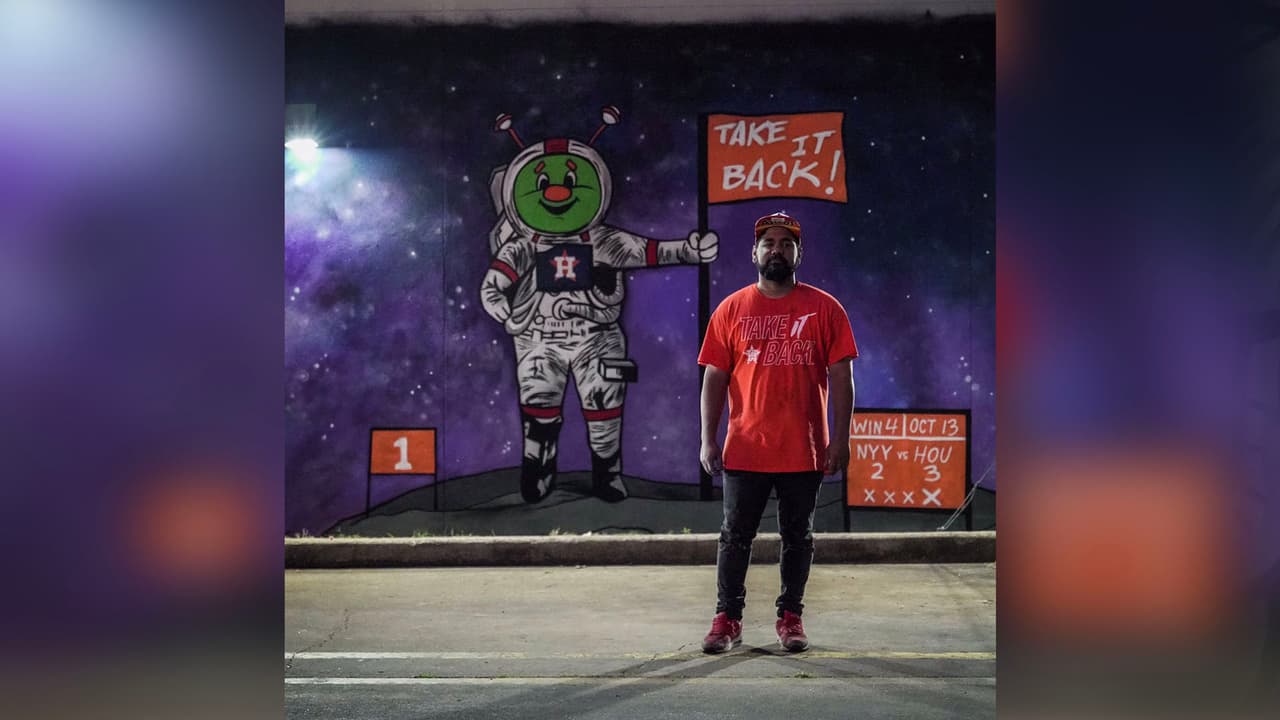 El mural está en el Velvet Taco en Monrose.