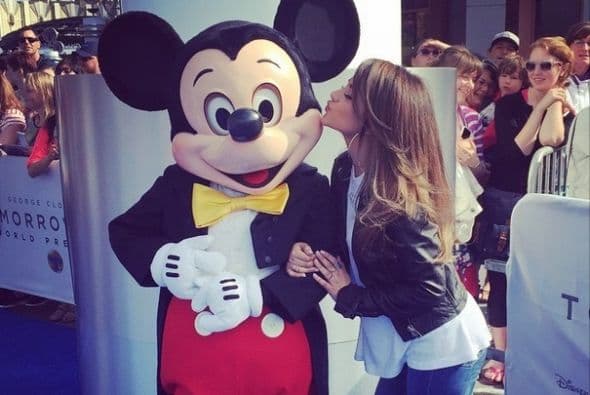 Becky no pudo dejar ir a Mickey Mouse, quien recibió un beso lindísimo que quedó para el recuerdo.