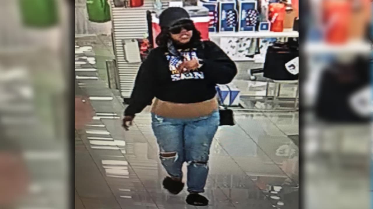 Cámara de vigilancia capta a mujer que amenazó a empleados de Kohl's.