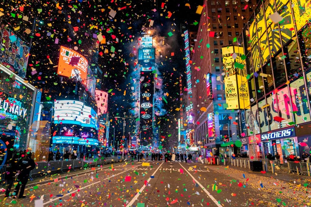 Este año, una audiencia limitada a unos de 40 socorristas y trabajadores esenciales pudieron ver caer la bola en vivo desde la propia Times Square, en la ciudad de Nueva York, sin dudas el festejo más icónico del país para recibir el Año Nuevo en EEUU.