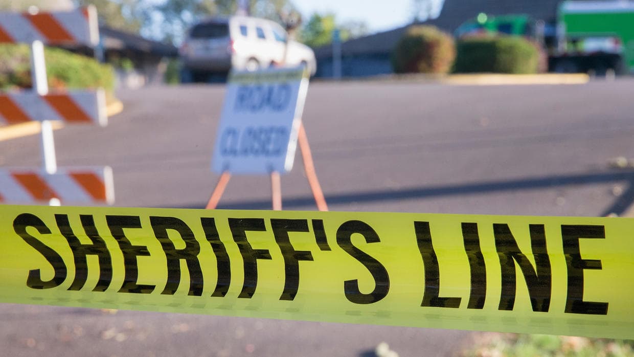 Adolescente llama a la policía tras escuchar unos disparos y encontrar a sus padres muertos