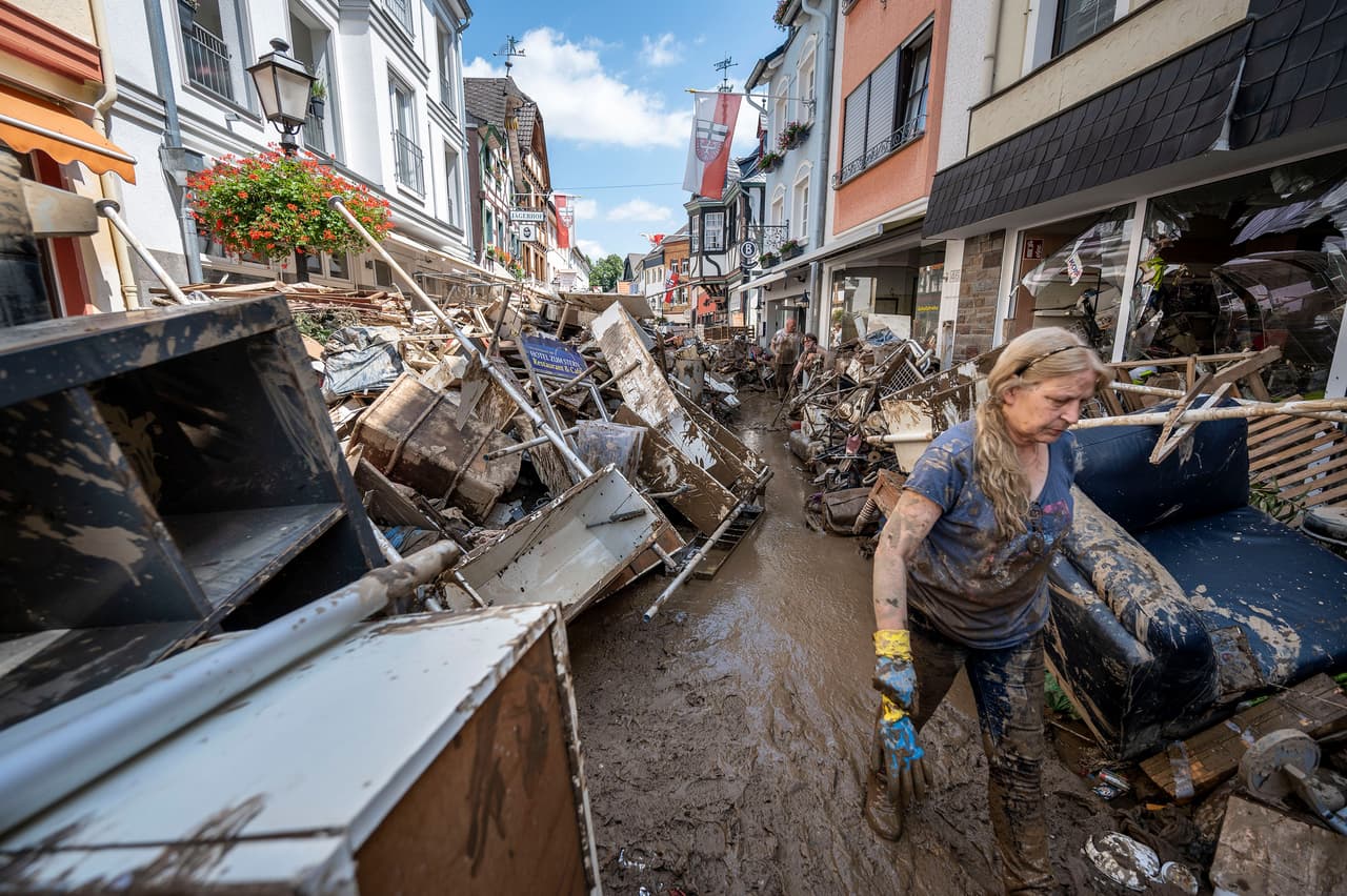 <b>Inundaciones catastróficas en Alemania</b>
<br>
<br>Residentes de Bad Neuenahr-Ahrweiler, Alemania, entre los escombros de la devastación que dejó una inundación el 18 de julio.
<br>
<br>Varias regiones del oeste de Alemania, Bélgica, Luxemburgo y Países Bajos fueron sorprendidas por inusuales y copiosas lluvias que causaron mortíferas inundaciones repentinas. Más de 200 personas fallecieron y cientos continúan desaparecidas en una tragedia que las autoridades atribuyeron a las
<a href="https://www.univision.com/noticias/mundo/inundaciones-europa-muertos-desaparecidos-alemania-belgica"><u>variaciones del clima que ha causado el calentamiento del planeta</u></a>.