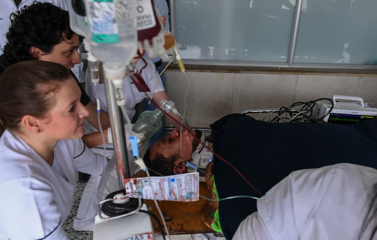 El jugador Helio Neto es atendido por paramédicos en la clínica San Juan de Dios en La Ceja, en el departamento de Antioquia