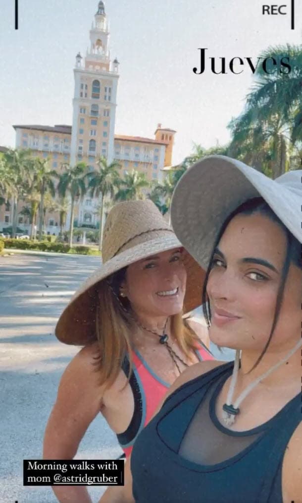 A pesar de que su madre es una reconocida actriz, Scarlet no quiso abrir su propio camino en la actuación.
<br>