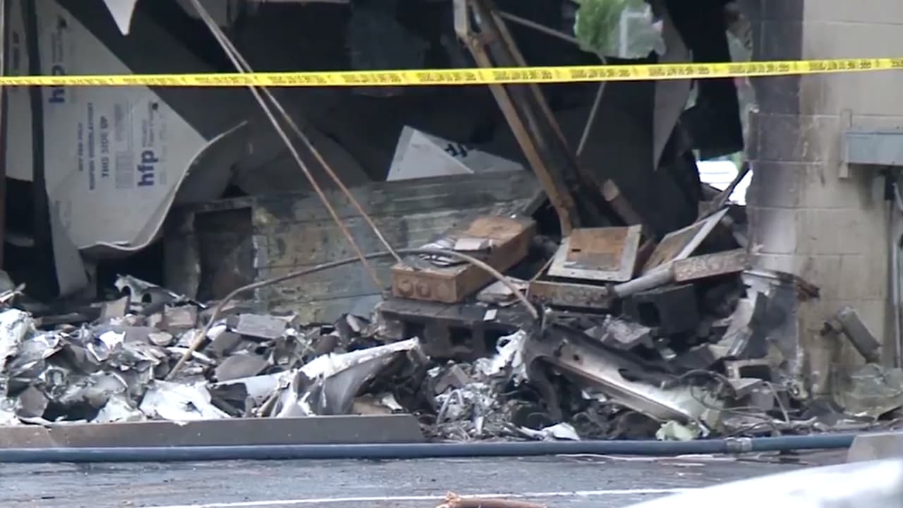 Las autoridades no han confirmado si el agua de la piscina está contaminada, sin embargo, el lugar quedó lleno de escombros.