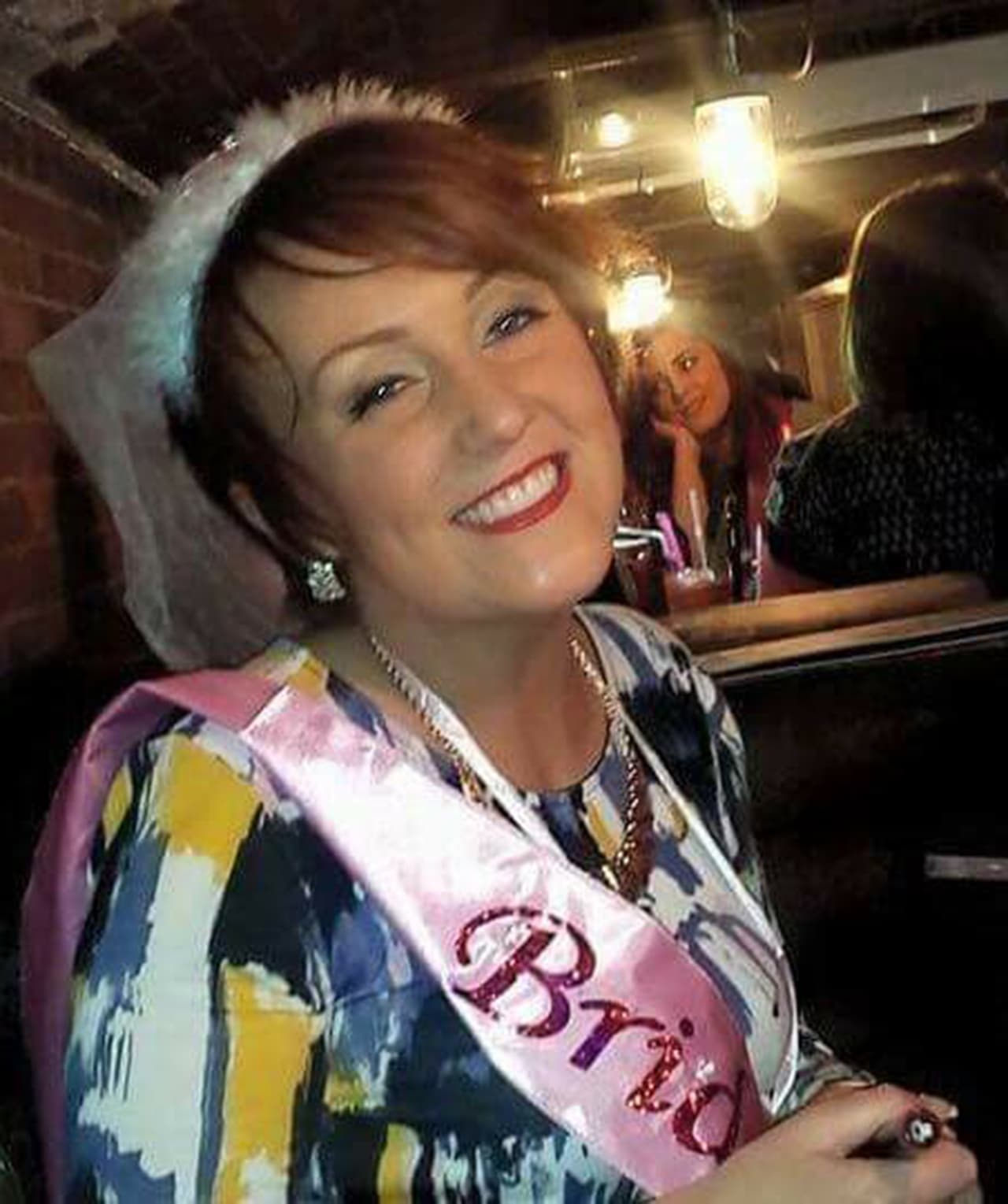 Claire se cayó de espalda y un fuerte dolor se apoderó de su cuerpo.