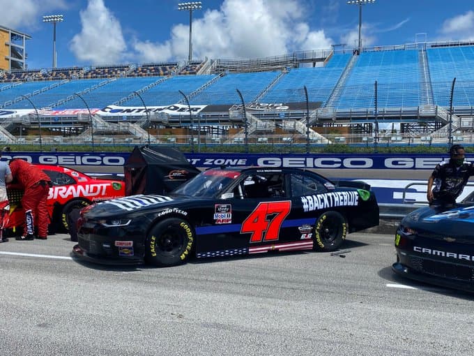 El letrero #BackTheBlue estaba puesto en los paneles de los lados y en el parachoques del vehículo.