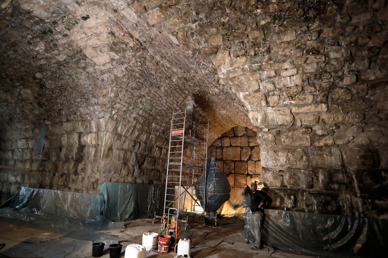 Restauradores trabajan en el techo de los túneles del Muro cerca del descubierto teatro romano. "Cuando comenzamos a excavar nuestro objetivo era datar el Arco de Wilson. No imaginé que escontraríamos una ventana al misterio del
<b>teatro perdido de Jerusalén</b>", aseguró la arqueóloga Tehillah Lieberman. El Arco de Wilson ubicado en los cimientos del muro es la única estructura intacta y visible que queda del compuesto del Monte del Templo del período del Segundo Templo.