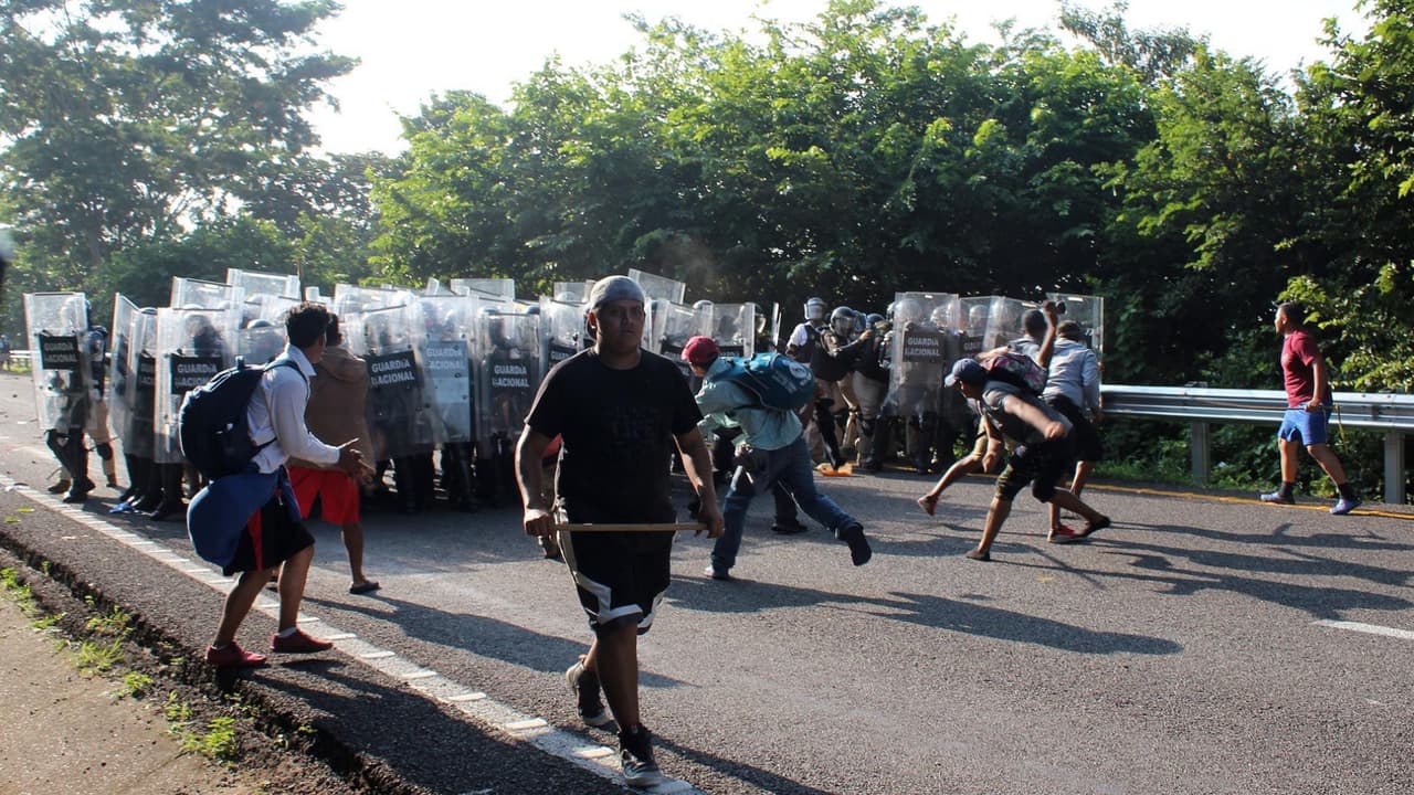 Batalla campal entre migrantes de la caravana y efectivos de la Guardia Nacional de México