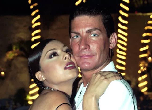 En el año 2000 
<b>Sebastián</b> trabajó al lado de 
<a href="https://www.univision.com/programas/novelas/hace-14-anos-asi-se-veian-yadhira-carrillo-y-galilea-montijo-cuando-grabaron-amarte-es-mi-pecado-fotos">Yadhira Carrillo</a> en el melodrama 'La casa en la playa'.