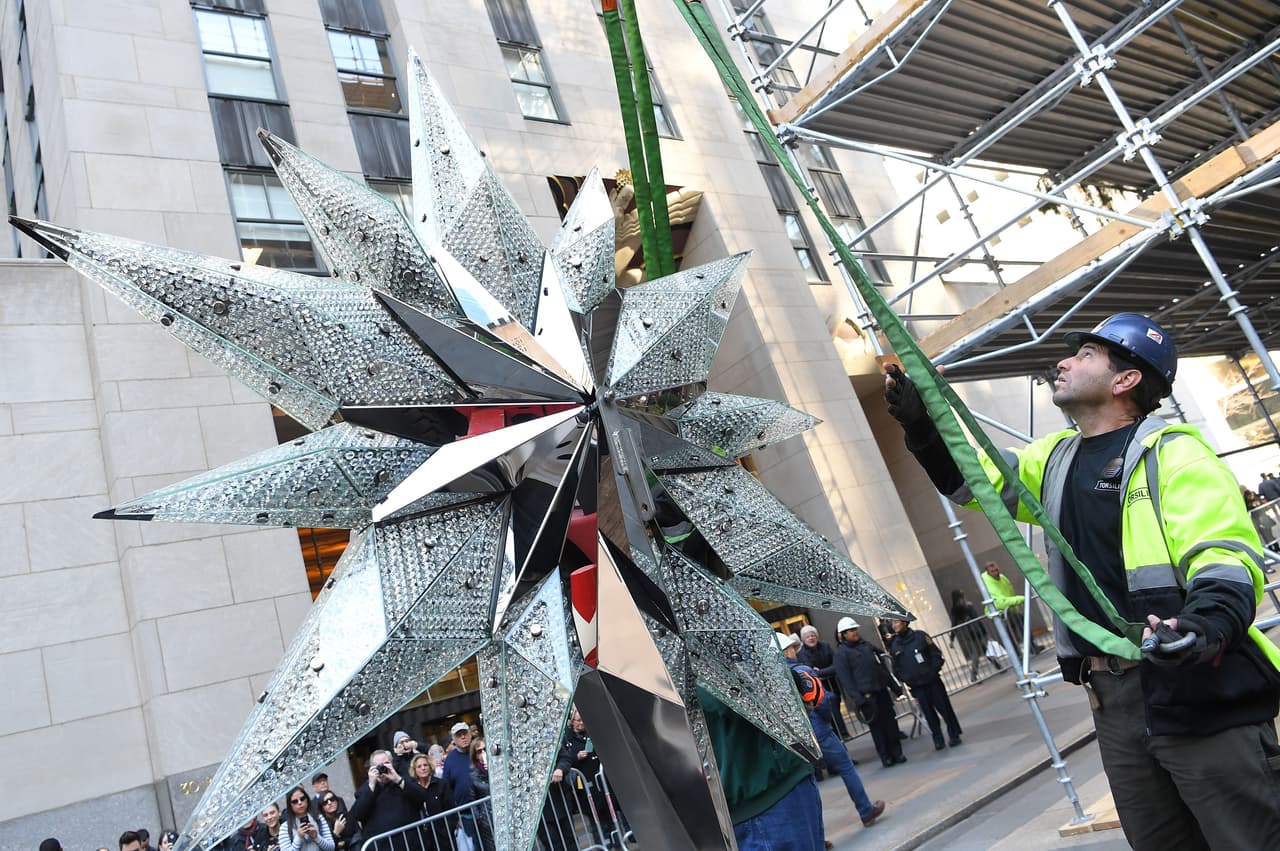 La estrella mide 9.5 pies de altura y corona el árbol navideño de 94 pies.