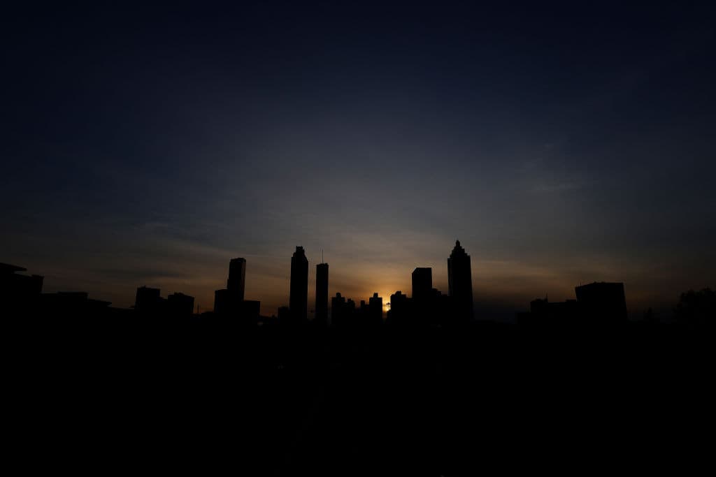 Solo hay una gran metrópolis de EEUU en los primeros puestos de esta lista, elaborada por el 
<i>Wall Street Journal</i>. Es 
<b>Atlanta, Georgia</b>, en el puesto seis. Otras grandes ciudades están muy abajo de la clasificación: 
<b>New York en el 41, Chicago en el 40 y Los Angeles en el 26.</b> La pandemia, con la extensión del teletrabajo, favoreció 
<a href="https://www.univision.com/noticias/salud/estas-son-las-mejores-25-ciudades-de-eeuu-para-trabajar-desde-casa-esta-la-tuya-fotos-fotos">el movimiento de trabajadores</a> hacia lugares más económicos y cómodos en el sur y en el oeste.