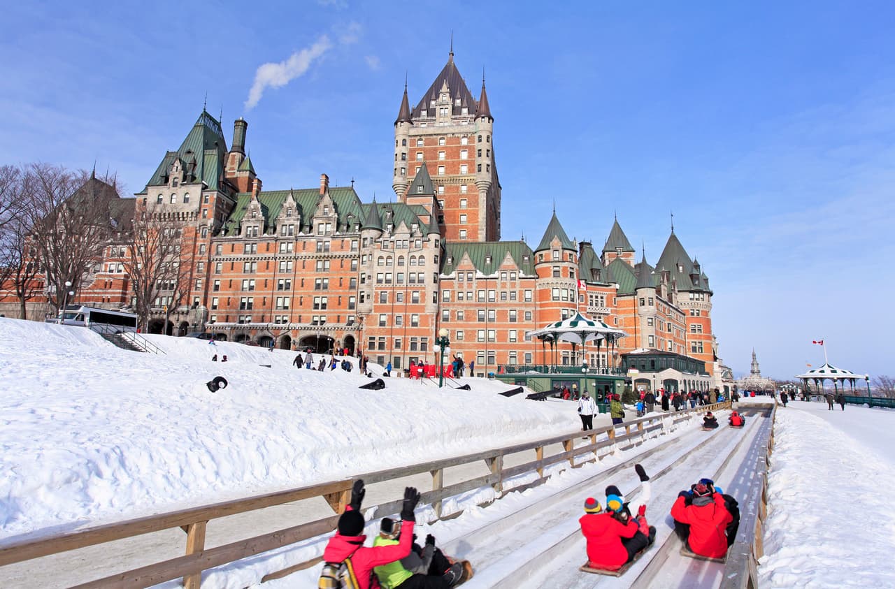 <b>Puesto 9. Ciudad de Quebec</b>
<br>
<br>Los inviernos aquí son fríos. Tiene temperaturas máximas promedio de entre 10 y 30 grados Fahrenheit (-12 a -1 grados centígrados), sin embargo, los encantos de esta ciudad canadiense hacen que valga la pena abrigarse.
<br>
<br>En el Viejo Quebec verá pintorescos edificios históricos con una decoración navideña mágica, puede patinar sobre hielo en Place D'Youville y cuando necesite un descanso del frío puede beber una taza de vino caliente en el mercado navideño alemán.
<br>
<br>Programe su visita para febrero, cuando varias celebraciones de invierno, como el Carnaval de Québec (en la foto) y el festival Mois Multi Art, se llevan a cabo en la ciudad.
<br>