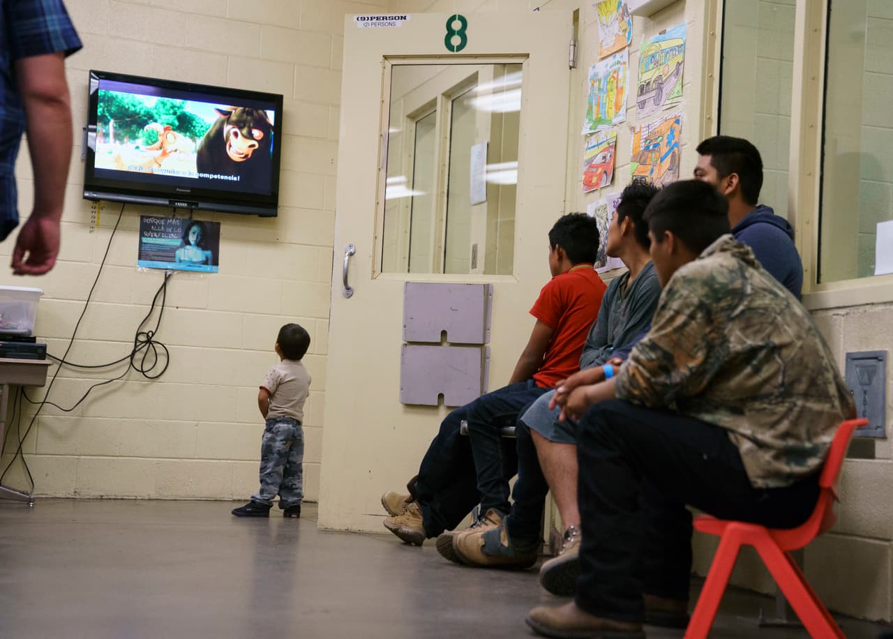 Un niño mira la película 
<i>Ferdinand</i> en español en un televisor en el centro de procesamiento de la Patrulla Fronteriza en Tucson, este jueves 28 de junio de 2018, durante una visita de la primera dama Melania Trump. (AP Photo / Carolyn Kaster)