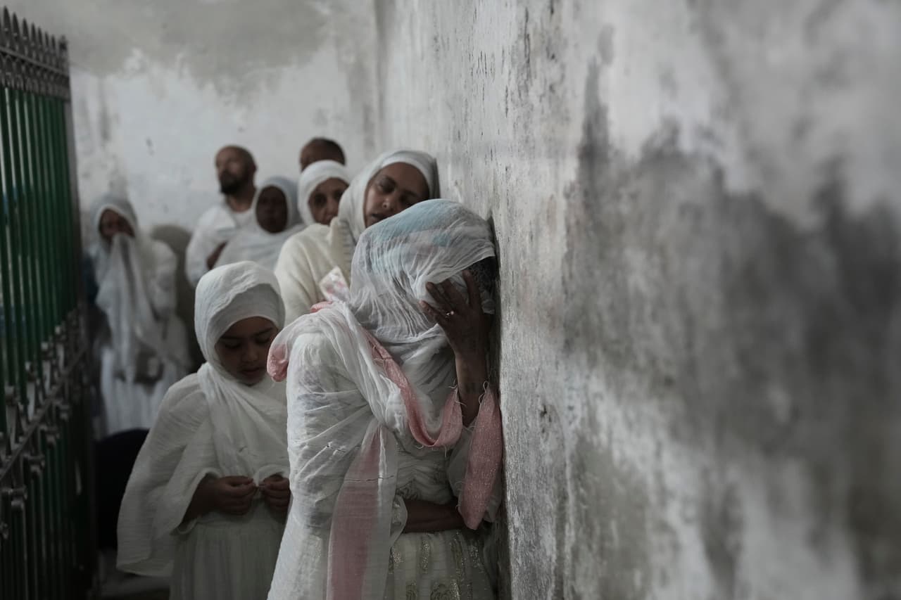 Fieles cristianos ortodoxos etíopes visitan la Iglesia del Santo Sepulcro, lugar donde los cristianos creen que Jesucristo fue crucificado, enterrado y resucitado, en la Ciudad Vieja de Jerusalén, el Jueves Santo, 17 de abril de 2025.
<br>
<br>La Semana Santa es un tiempo de reflexión espiritual para los católicos, sobre el sacrificio de Jesús y la redención.